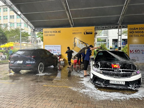 Đưa ô tô khám 'sức khỏe' miễn phí lại còn được mời uống nước- Ảnh 1. Chương trình bảo dưỡng xe miễn phí đang diễn ra tại TP.HCM - Ảnh: C.T.