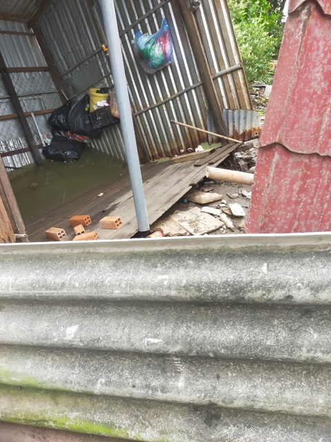 Thi công nạo vét sông Bạc Liêu gây ảnh hưởng 34 căn nhà, nhiều căn sạt xuống sông- Ảnh 2. Một số căn nhà trong số 34 căn bị ảnh hưởng đã sạt xuống sông - Ảnh: TIẾN LUẬN