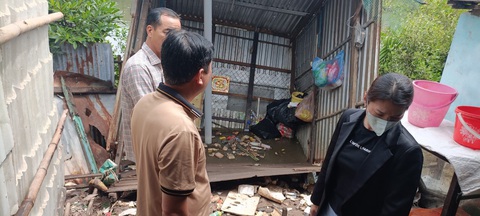 Thi công nạo vét sông Bạc Liêu gây ảnh hưởng 34 căn nhà, nhiều căn sạt xuống sông- Ảnh 1. Lực lượng chức năng khảo sát tình hình sạt lở vào ngày 22-6 - Ảnh: TIẾN LUẬN