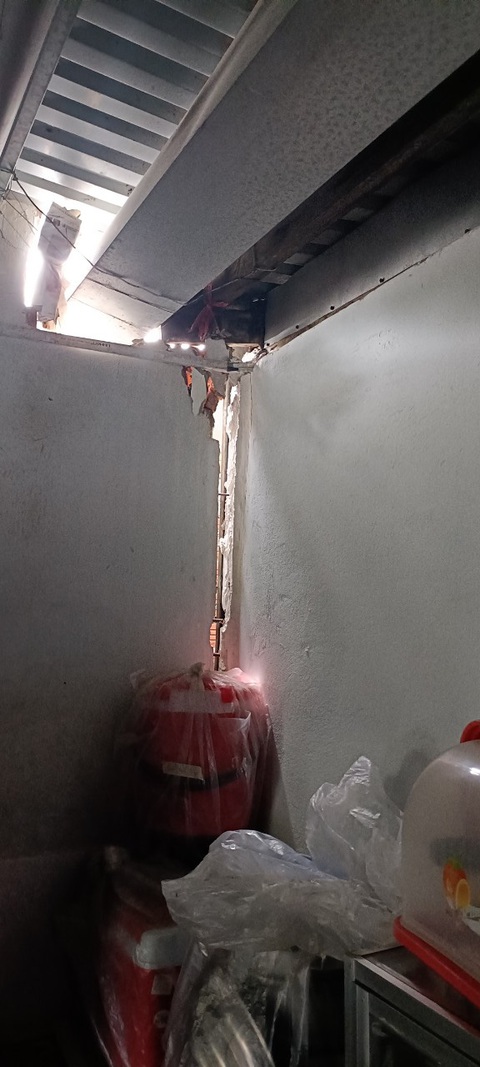 Thi công nạo vét sông Bạc Liêu gây ảnh hưởng 34 căn nhà, nhiều căn sạt xuống sông- Ảnh 5. Nhiều nhà có tường bị xé, nguy cơ sạt lở trong những ngày tới là rất cao nên UBND TP Bạc Liêu yêu cầu địa phương nhanh chóng di dời người dân ra khỏi khu vực - Ảnh: TIẾN LUẬN
