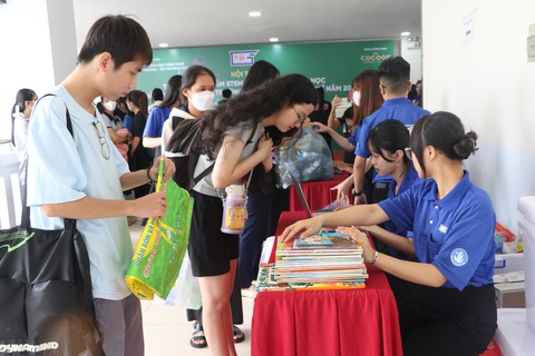 Sinh viên thu gom pin, đổi rác nhựa bảo vệ môi trường- Ảnh 1. Các bạn trẻ mang sách báo cũ đến tham gia lễ phát động hưởng ứng Ngày Môi trường thế giới (5-6) và Tháng Hành động vì môi trường năm 2024 - Ảnh: BÌNH MINH