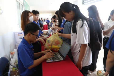 Sinh viên thu gom pin, đổi rác nhựa bảo vệ môi trường- Ảnh 4. Sinh viên mang rác nhựa đến đổi quà tại lễ phát động hưởng ứng Ngày Môi trường thế giới (5-6) và Tháng Hành động vì môi trường năm 2024 - Ảnh: BÌNH MINH