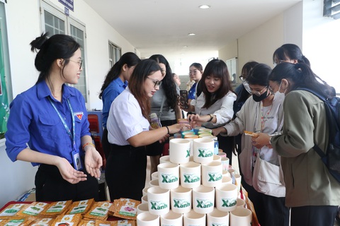 Sinh viên thu gom pin, đổi rác nhựa bảo vệ môi trường- Ảnh 5. Khu vực đổi rác lấy cây xanh luôn đông đúc các bạn trẻ đến tham dự - Ảnh: BÌNH MINH