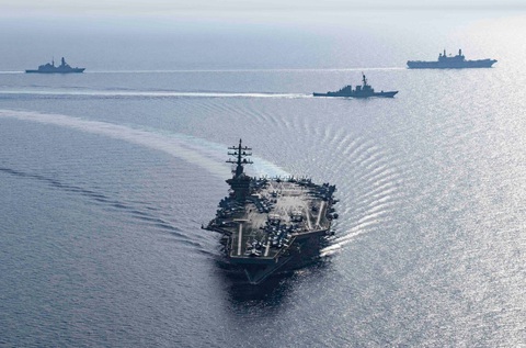 Houthi tuyên bố tấn công tàu sân bay USS Dwight D. Eisenhower của Mỹ- Ảnh 1. Nhóm tác chiến tàu sân bay Dwight D. Eisenhower ở Biển Đỏ hôm 7-6 - Ảnh: Hải quân Mỹ
