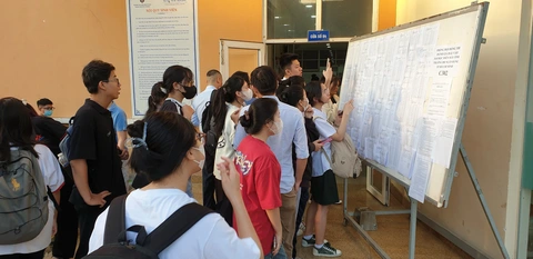 Trường đại học Ngân hàng TP.HCM công bố điểm chuẩn xét tuyển sớm- Ảnh 1. Thí sinh tham dự kỳ thi đánh giá đầu vào đại học trên máy tính của Trường đại học Ngân hàng TP.HCM năm 2024. Đây là phương thức xét tuyển sớm của trường