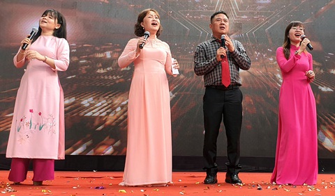 Nước mắt và nụ cười tại lễ trưởng thành của Trường THPT Nguyễn Thị Diệu- Ảnh 4. Các thầy cô giáo Trường Nguyễn Thị Diệu hát tặng học sinh lớp 12 bài