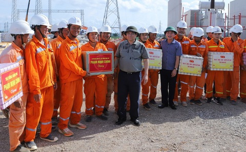 Thủ tướng Chính phủ Phạm Minh Chính thăm, động viên công nhân thi công đường dây 500kV- Ảnh 1. Thủ tướng Phạm Minh Chính (giữa ảnh) thăm hỏi, tặng quà cán bộ, công nhân thi công tại Trạm biến áp 500kV Thanh Hóa ở xã Thiệu Phúc, huyện Thiệu Hóa chiều 22-6 - Ảnh: CTV
