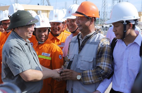 Thủ tướng Chính phủ Phạm Minh Chính thăm, động viên công nhân thi công đường dây 500kV- Ảnh 3. Thủ tướng Phạm Minh Chính thăm hỏi, động viên cán bộ, công nhân đang thi công trạm biến áp 500kV Thanh Hóa ở xã Thiệu Phúc, huyện Thiệu Hóa chiều 22-6 - Ảnh: CTV