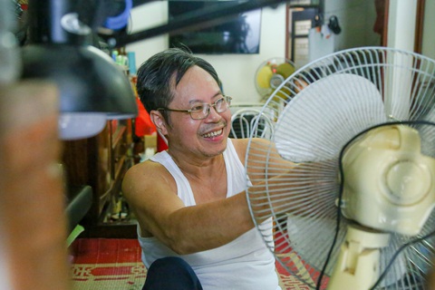 Thương binh Phạm Hồng Tư, Trung tâm điều dưỡng thương binh Thuận Thành, Bắc Ninh, vẫn cần mẫn sửa chữa đồ điện tử, kiếm thêm thu nhập, nuôi sống bản thân và gia đình - Ảnh: HÀ QUÂN Thương binh Phạm Hồng Tư (Trung tâm điều dưỡng thương binh Thuận Thành, tỉnh Bắc Ninh) vẫn cần mẫn sửa chữa đồ điện, kiếm thêm thu nhập, nuôi sống bản thân và gia đình - Ảnh: HÀ QUÂN