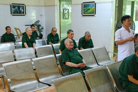 Y sĩ Lê Quang Đoan (bìa phải) và các thương binh theo dõi tin tức trên tivi tại khoa điều trị 1, Trung tâm điều dưỡng thương binh Kim Bảng, Hà Nam - Ảnh: HÀ QUÂN Y sĩ Lê Quang Đoan (bìa phải) và các thương binh theo dõi tin tức trên tivi tại khoa điều trị 1, Trung tâm điều dưỡng thương binh Kim Bảng, Hà Nam - Ảnh: HÀ QUÂN