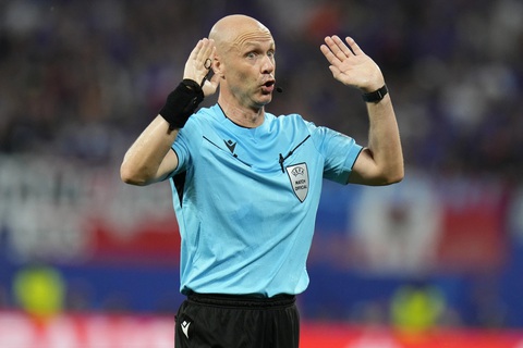 Trận Pháp - Hà Lan: Bàn thắng bị hủy là đúng, theo trọng tài FIFA - Ảnh 1. Trọng tài Taylor có lý do khi hủy bàn thắng của Simons - Ảnh: REUTERS