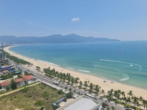 Đà Nẵng kích cầu du lịch khó tin: Vé bay khứ hồi và 2 đêm khách sạn chưa tới 3 triệu- Ảnh 2. Đường ven biển Võ Nguyên Giáp, Đà Nẵng - Ảnh: TRƯỜNG TRUNG