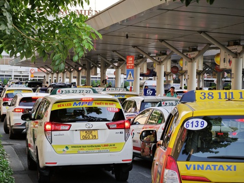 Xem xét cấp thẻ cho tài xế xe taxi, xe công nghệ ra vào đón khách ở Tân Sơn Nhất- Ảnh 1. Sân bay Tân Sơn Nhất sẽ tăng cường kiểm tra giám sát hoạt động kinh doanh của taxi, xe công nghệ trong dịp hè, giải quyết dứt điểm hiện tượng chèo kéo, nâng giá cước - Ảnh: CÔNG TRUNG