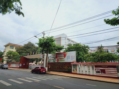 Trường Victory chưa có báo cáo lên Sở Giáo dục và Đào tạo Đắk Lắk vụ chậm nộp học phí nhưng khẳng định với gia đình việc hủy kết quả như trên là đúng quy định - Ảnh: TRUNG TÂN Trường Victory chưa có báo cáo lên Sở Giáo dục và Đào tạo Đắk Lắk vụ chậm nộp học phí, nhưng khẳng định với gia đình việc hủy kết quả như trên là đúng quy định - Ảnh: TRUNG TÂN