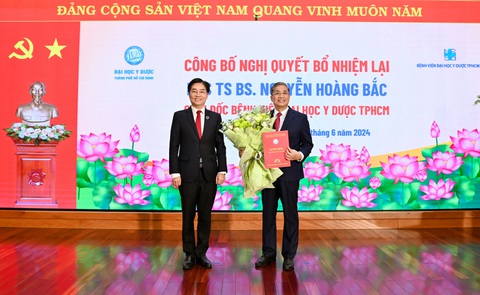 PGS.TS Nguyễn Hoàng Bắc được bổ nhiệm lại làm giám đốc Bệnh viện ĐHYD TP.HCM- Ảnh 2. GS.TS Trần Diệp Tuấn trao nghị quyết bổ nhiệm cho PGS.TS Nguyễn Hoàng Bắc