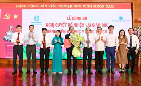 PGS.TS Nguyễn Hoàng Bắc được bổ nhiệm lại làm giám đốc Bệnh viện ĐHYD TP.HCM- Ảnh 4. Lãnh đạo thanh tra chính phủ, Bộ y tế chúc mừng PGS.TS Nguyễn Hoàng Bắc