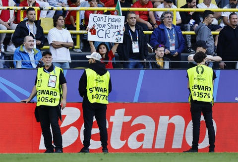 UEFA siết chặt an ninh sau sự cố CĐV lao xuống sân tiếp cận Ronaldo- Ảnh 2. Lực lượng an ninh sau đó đã thắt chặt an ninh hơn - Ảnh: REUTERS