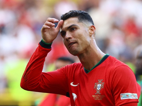 Ronaldo và lời đáp trả khi bị thiếu tôn trọng- Ảnh 2. Là cầu thủ lớn nhưng Ronaldo đã hy sinh những điều nhỏ nhặt để nhân cách lớn hơn - Ảnh: REUTERS