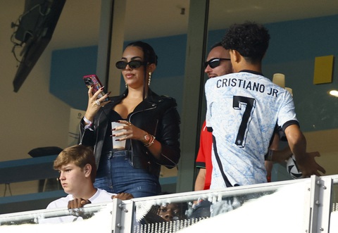 Trận đấu gián đoạn 4 lần vì cổ động viên lao vào sân tiếp cận Ronaldo- Ảnh 7. Ronaldo nhận được sự cổ vũ của bạn gái Georgina Rodriguez và các con trên khán đài - Ảnh: REUTERS