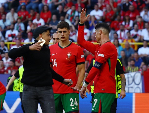 Trận đấu gián đoạn 4 lần vì cổ động viên lao vào sân tiếp cận Ronaldo- Ảnh 4. Ronaldo tỏ ra mệt mỏi khi liên tục bị CĐV xin selfie khiến trận đấu bị gián đoạn - Ảnh: REUTERS
