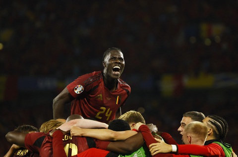 Tuyển Bỉ đánh bại Romania 2-0 tại Euro 2024- Ảnh 1. Các cầu thủ tuyển Bỉ mừng chiến thắng trước Romania tại Euro 2024 - Ảnh: REUTERS