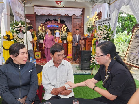 Vụ giết hai vợ chồng, đâm hai con nhỏ 15 nhát: Nghi phạm khai mối hận hàng chục năm- Ảnh 2. Bà Bùi Thị Quỳnh Vân, bí thư Tỉnh ủy Quảng Ngãi (phải), thăm viếng, động viên gia đình nạn nhân - Ảnh: TRẦN MAI