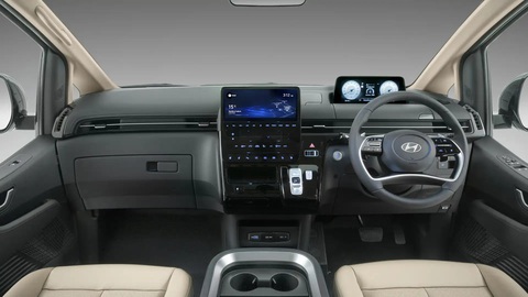 Hyundai Staria thêm trang bị, tăng giá nhưng mất tính năng an toàn quan trọng- Ảnh 4. Nội thất dòng xe van mang nặng tính thực dụng nhưng cũng không hề đơn giản, thô sơ nhờ vị trí táp lô và cụm điều khiển trung tâm mang giao diện khá hiện đại - Ảnh: Hyundai