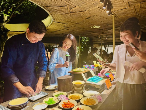 Thưởng thức bún giấm nuốc, bánh bó mứt, bánh tế điều... ở 'Huế, nhớ Mạ ta xưa'- Ảnh 6. Đào Hữu Quý làm bánh bó mứt cho thực khách xem - Ảnh: HỒ LAM