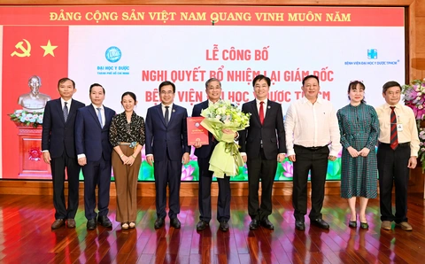 PGS.TS Nguyễn Hoàng Bắc được bổ nhiệm lại làm giám đốc Bệnh viện ĐHYD TP.HCM- Ảnh 1. Ban chấp hành Đảng bộ Đại học Y Dược chúc mừng.