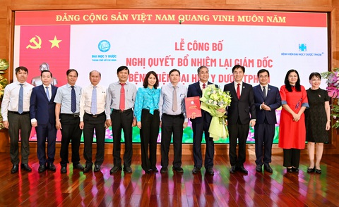 PGS.TS Nguyễn Hoàng Bắc được bổ nhiệm lại làm giám đốc Bệnh viện ĐHYD TP.HCM- Ảnh 3. Hội đồng trưởng Ban giám hiệu Đại học Y Dược chúc mừng PGS.TS Nguyễn Hoàng Bắc