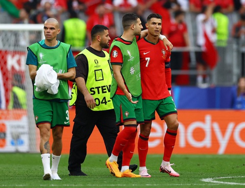 Trận đấu gián đoạn 4 lần vì cổ động viên lao vào sân tiếp cận Ronaldo- Ảnh 6. Lực lượng an ninh