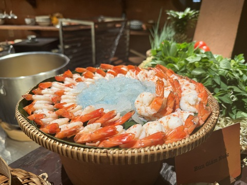 Thưởng thức bún giấm nuốc, bánh bó mứt, bánh tế điều... ở 'Huế, nhớ Mạ ta xưa'- Ảnh 4. Để nấu bún giấm nuốc trọn vị và ngon hơn thì không thể thiếu tôm vằn và nuốc chân dai giòn - Ảnh: HỒ LAM