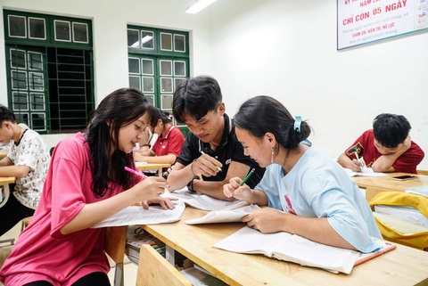 Lớp học đêm cũng là nơi các học sinh hỗ trợ nhau khi cần - Ảnh: NGUYỄN HIỀN Lớp học đêm cũng là nơi các học sinh hỗ trợ nhau khi cần - Ảnh: NGUYỄN HIỀN