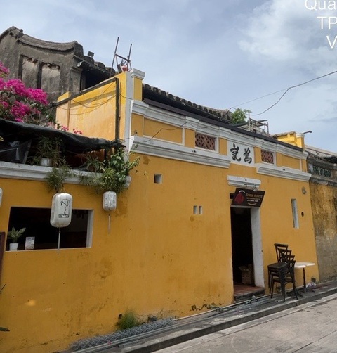 Sau tin nhắn của chủ tịch thành phố, Hội An dỡ ngay dàn khung sắt trên nhà cổ- Ảnh 2. Vài tiếng sau khi chủ tịch thành phố chỉ đạo, phần khung sắt đã được tháo dỡ khỏi khu vực mái - Ảnh: B.D.