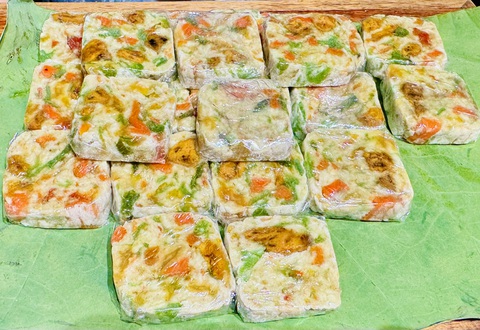 Thưởng thức bún giấm nuốc, bánh bó mứt, bánh tế điều... ở 'Huế, nhớ Mạ ta xưa'- Ảnh 7. Bánh bó mứt thường được người Huế bó lại bằng tay, rồi bọc giấy kiếng - Ảnh: HỒ LAM