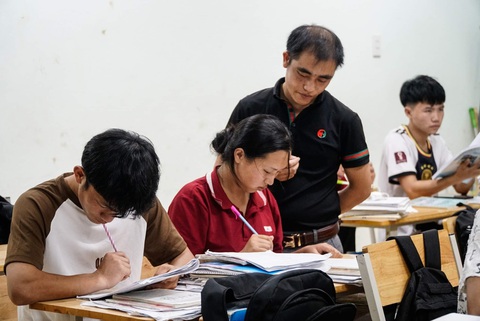 Thầy Giàng Seo Dơ tận tình giải đề, chữa lỗi cho học sinh - Ảnh: NGUYỄN HIỀN Thầy Giàng Seo Dơ tận tình giải đề, chữa lỗi cho học sinh - Ảnh: NGUYỄN HIỀN