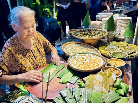 Thưởng thức bún giấm nuốc, bánh bó mứt, bánh tế điều... ở 'Huế, nhớ Mạ ta xưa'- Ảnh 1. Mạ Thương gói bánh tại sự kiện Huế - Nhớ Mạ ta xưa - Ảnh: HỒ LAM