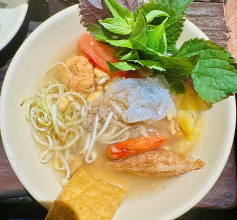 Thưởng thức bún giấm nuốc, bánh bó mứt, bánh tế điều... ở 'Huế, nhớ Mạ ta xưa'- Ảnh 3. Bún giấm nuốc là món ăn làm thanh mát cơ thể, giúp hạ hỏa - Ảnh: HỒ LAM