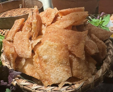 Thưởng thức bún giấm nuốc, bánh bó mứt, bánh tế điều... ở 'Huế, nhớ Mạ ta xưa'- Ảnh 5. Bánh tráng mè trắng bên trong có khoai tây, phết mỏng để qua một đêm, rồi đem chiên lên sẽ được thành phẩm béo bùi, ăn cùng bún giấm nuốc cực lạ miệng - Ảnh: HỒ LAM