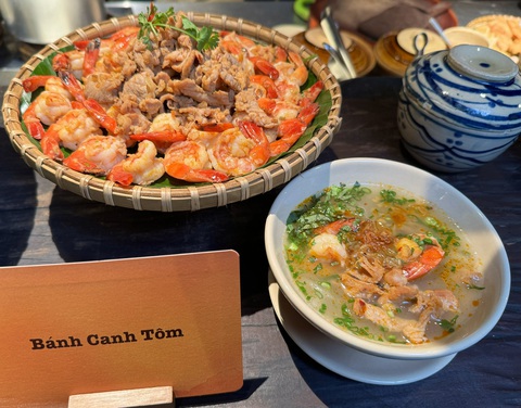 Thưởng thức bún giấm nuốc, bánh bó mứt, bánh tế điều... ở 'Huế, nhớ Mạ ta xưa'- Ảnh 9. Bánh canh tôm cũng là một món Huế được nhiều thực khách yêu thích - Ảnh: HỒ LAM
