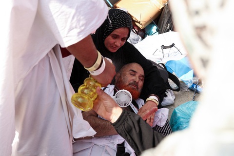 Người hành hương kiệt sức vì nắng nóng ở Mecca - Ảnh: AFP Người hành hương kiệt sức vì nắng nóng ở Mecca - Ảnh: AFP