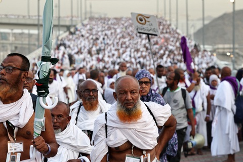 Những người hành hương đi trong nắng nóng đổ lửa ở Mecca, Saudi Arabia - Ảnh: AFP Những người hành hương đi trong nắng nóng đổ lửa ở Mecca, Saudi Arabia - Ảnh: AFP
