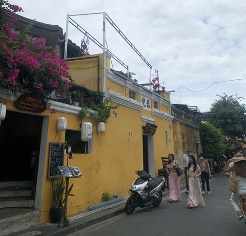Sau tin nhắn của chủ tịch thành phố, Hội An dỡ ngay dàn khung sắt trên nhà cổ- Ảnh 1. Khung sắt lớn được dựng trên phần mái nhà cổ trên đường Bạch Đằng - Ảnh: B.D.