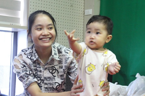 Chị Ngọc hạnh phúc khi đón con yêu khỏe mạnh sau 3 lần sảy thai vì mang gen bệnh hiếm - Ảnh: D.LIỄU Chị Ngọc hạnh phúc khi đón con yêu khỏe mạnh sau 3 lần sẩy thai vì mang gene bệnh hiếm - Ảnh: D.LIỄU