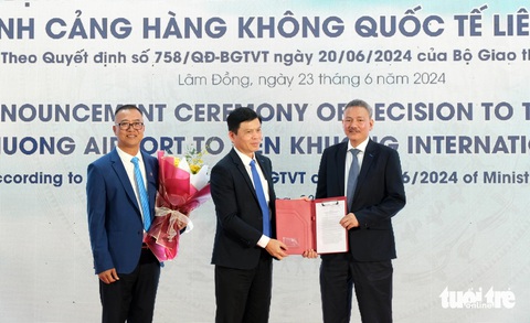 Liên Khương thành sân bay quốc tế đầu tiên của Tây Nguyên- Ảnh 2. Ông Lê Anh Tuấn (giữa), thứ trưởng Bộ Giao thông vận tải, trao quyết định nâng cấp sân bay quốc tế cho Tổng công ty Cảng hàng không Việt Nam - Ảnh: M.V