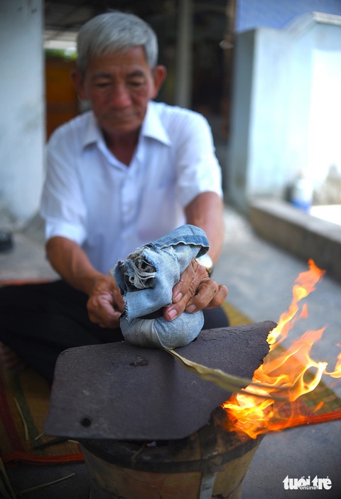 Nghệ nhân Đặng Văn Lan dùng lửa và tấm vải dày vuốt thẳng những sợi lá kè đã phơi khô để chuẩn bị làm nón ngựa Nghệ nhân Đặng Văn Lan dùng lửa và tấm vải dày vuốt thẳng những sợi lá kè đã phơi khô để chuẩn bị làm nón ngựa