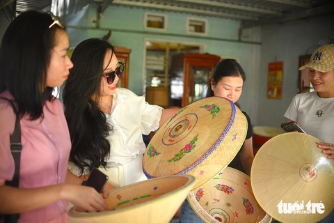 Du khách yêu thích những họa tiết được người nghệ nhân tỉ mỉ chăm chút đẹp mắt trên những chiếc nón ngựa Phú Gia hoàn chỉnh Du khách yêu thích những họa tiết được người nghệ nhân tỉ mỉ chăm chút đẹp mắt trên những chiếc nón ngựa Phú Gia hoàn chỉnh