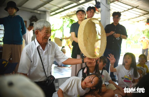 Nghệ nhân Đặng Văn Lan giới thiệu các công đoạn để làm nên một chiếc nón ngựa Phú Gia với các em học sinh Nghệ nhân Đặng Văn Lan giới thiệu các công đoạn để làm nên một chiếc nón ngựa Phú Gia với các học sinh