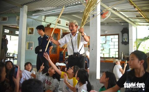 Nghệ nhân Đặng Văn Lan giới thiệu các công đoạn để làm nên một chiếc nón ngựa Phú Gia với các em học sinh Nghệ nhân Đặng Văn Lan giới thiệu các công đoạn để làm nên một chiếc nón ngựa Phú Gia với các học sinh