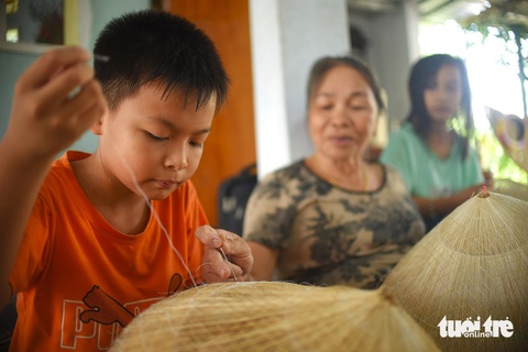 Bà Nguyễn Thị Tâm (73 tuổi, vợ ông Lan) dạy các cháu của mình cách làm nón ngựa Bà Nguyễn Thị Tâm (73 tuổi, vợ ông Lan) dạy các cháu cách làm nón ngựa